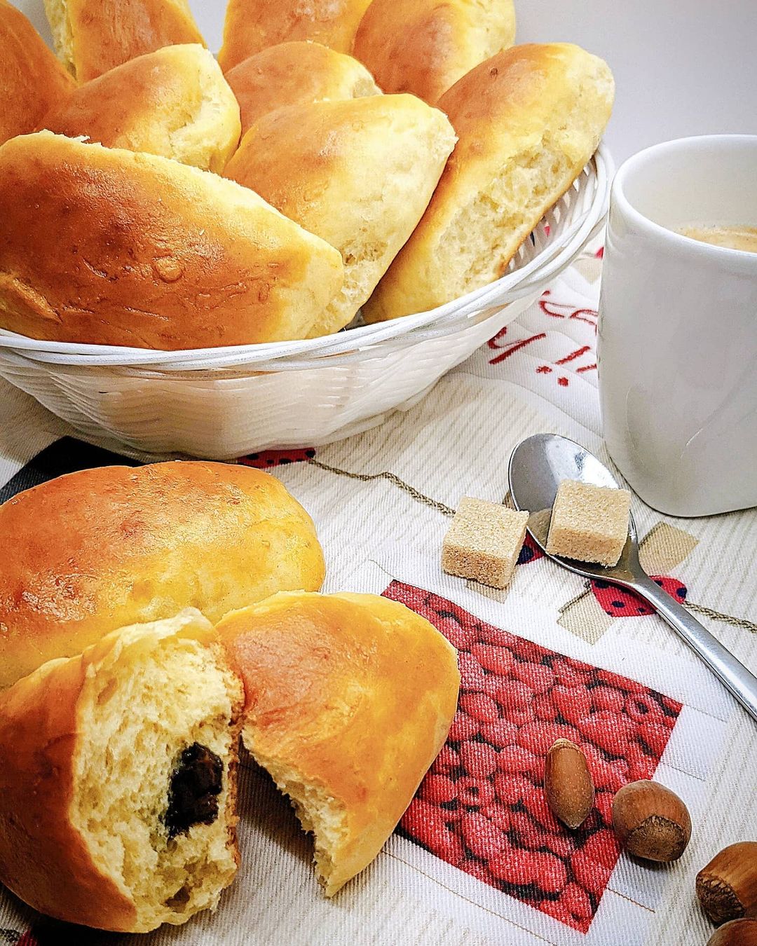 Des petits pains au lait fourrés au chocolat