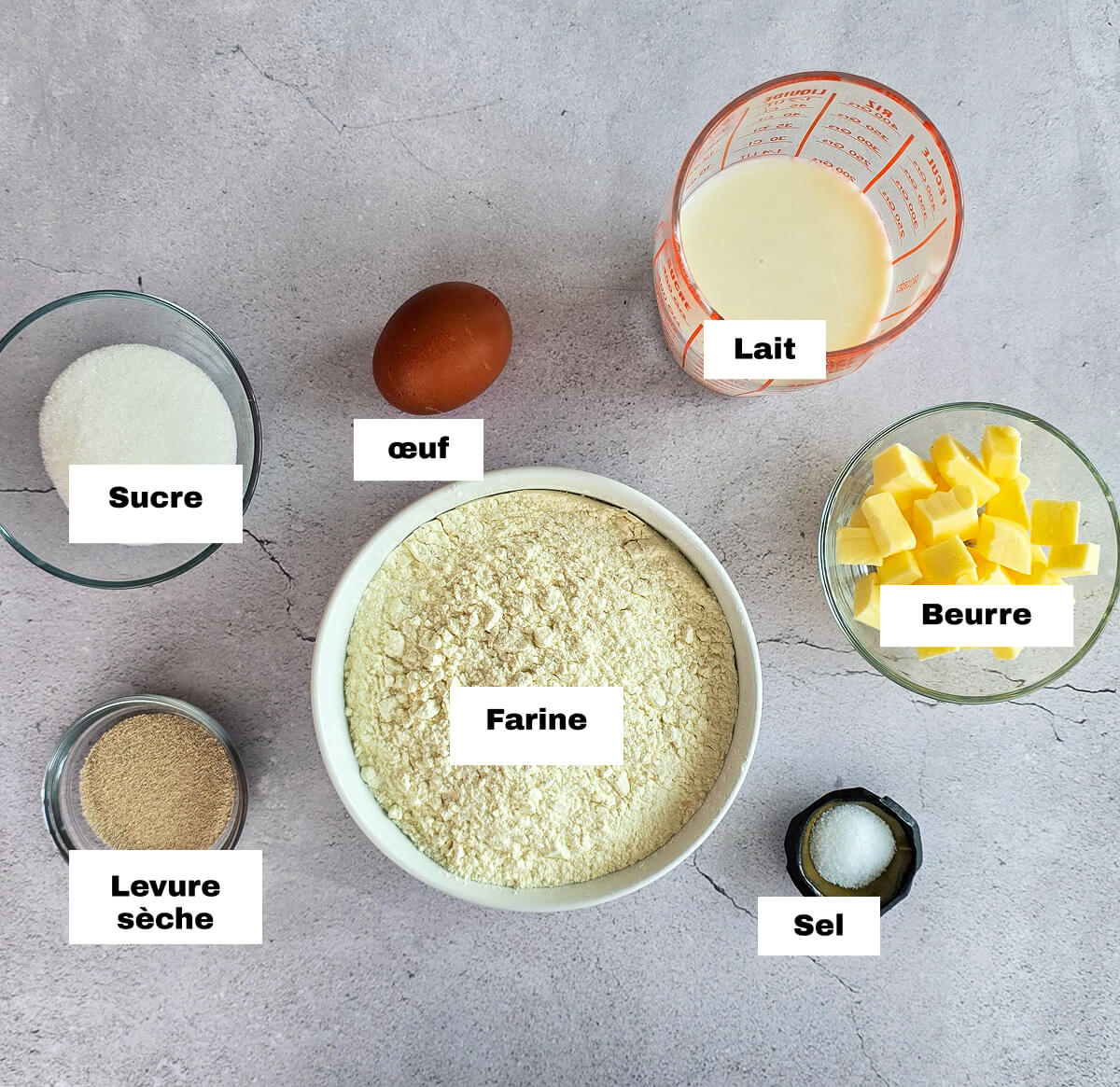 Les ingrédients pour réaliser une brioche étoilée.