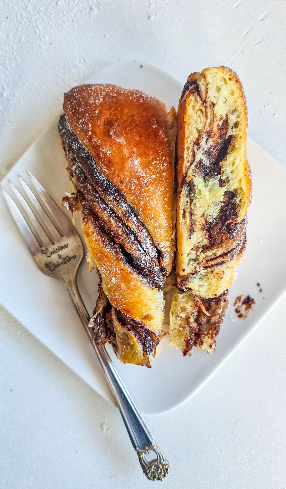 Un morceau de brioche étoilée Nutella.