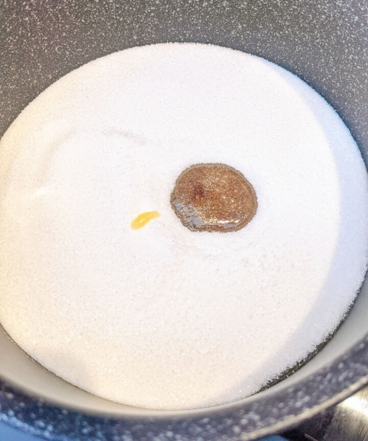 Étape de caramélisation du sucre dans une casserole, pour faire une sauce caramel beurre salé maison