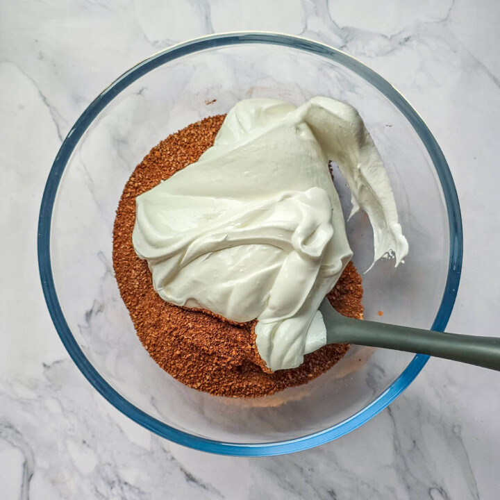 Une étape photo pour faire des mini moelleux chocolat.