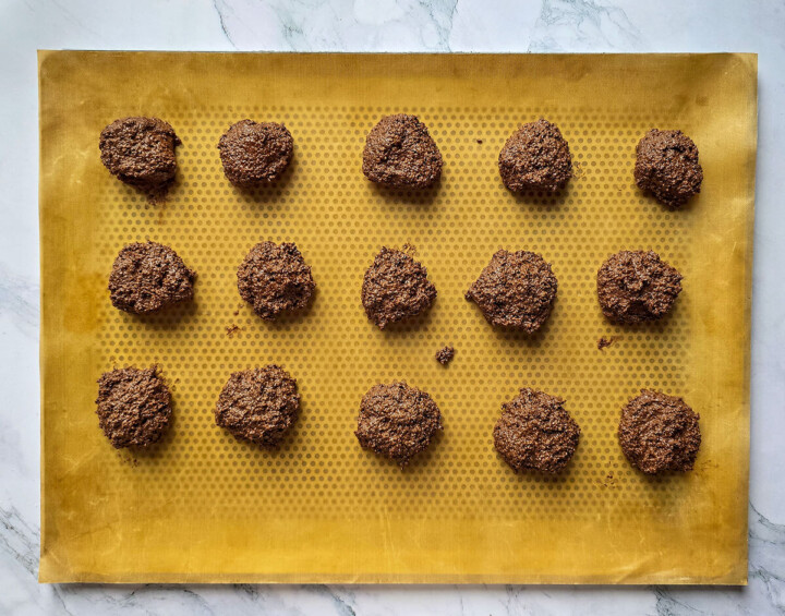 Cuisson des mini moelleux au chocolat et amande, sur une plaque de cuisson.