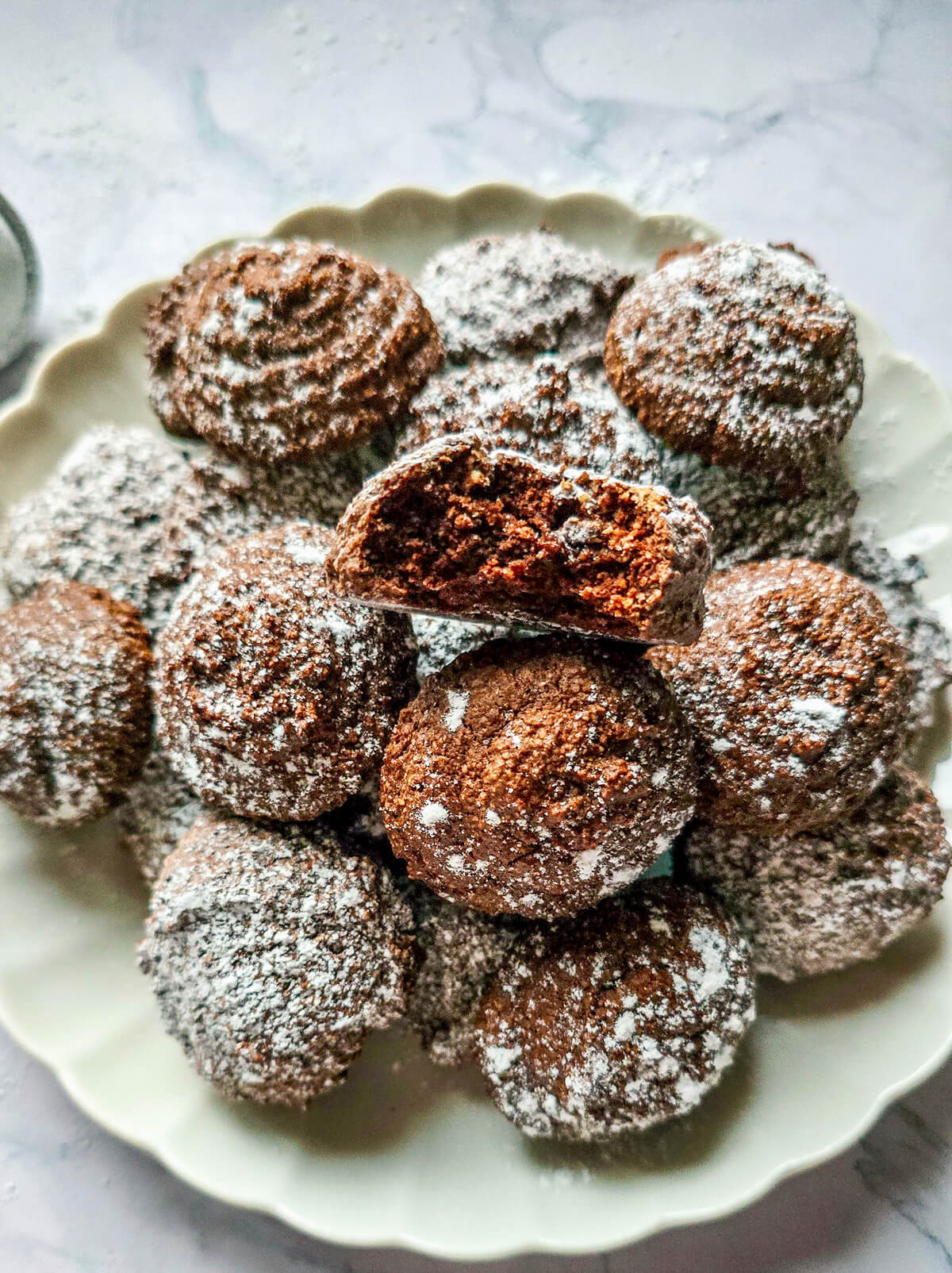 Une recette de mini moelleux amande chocolat sans gluten, dans une assiette blanche.