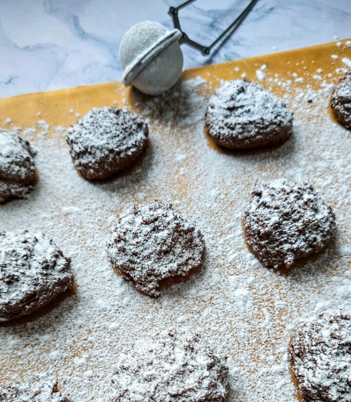 Des mini moelleux après cuisson, saupoudrés de sucre glace.