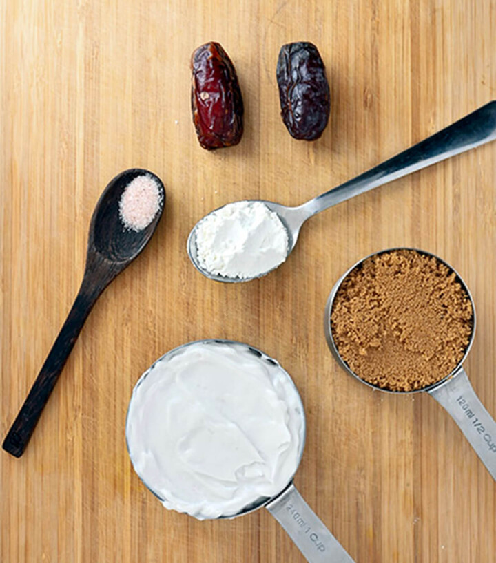 Des ingrédients pour faire une sauce caramel beurre salé sans crème, sur une planche de bois.
