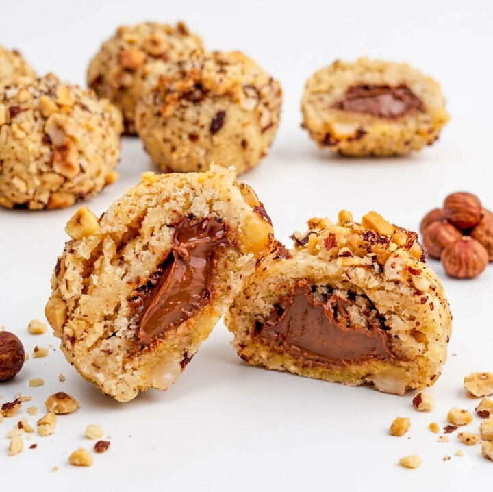 Des boules de noisettes fourrés au Nutella sur un fond blanc.