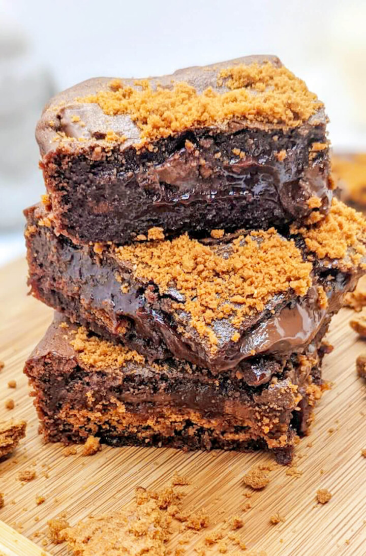 Photo de fondant chocolat spéculoos ultra gourmand. Dessert au chocolat avec topping croustillant, texture fondante et cœur fondant irrésistible.