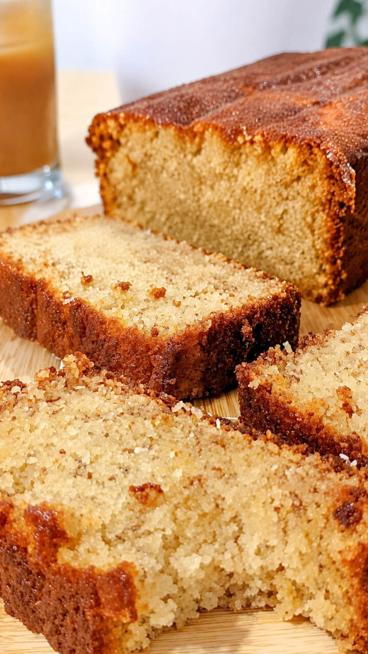 Des tranches de gâteau banane et coco sur une planche de bois.