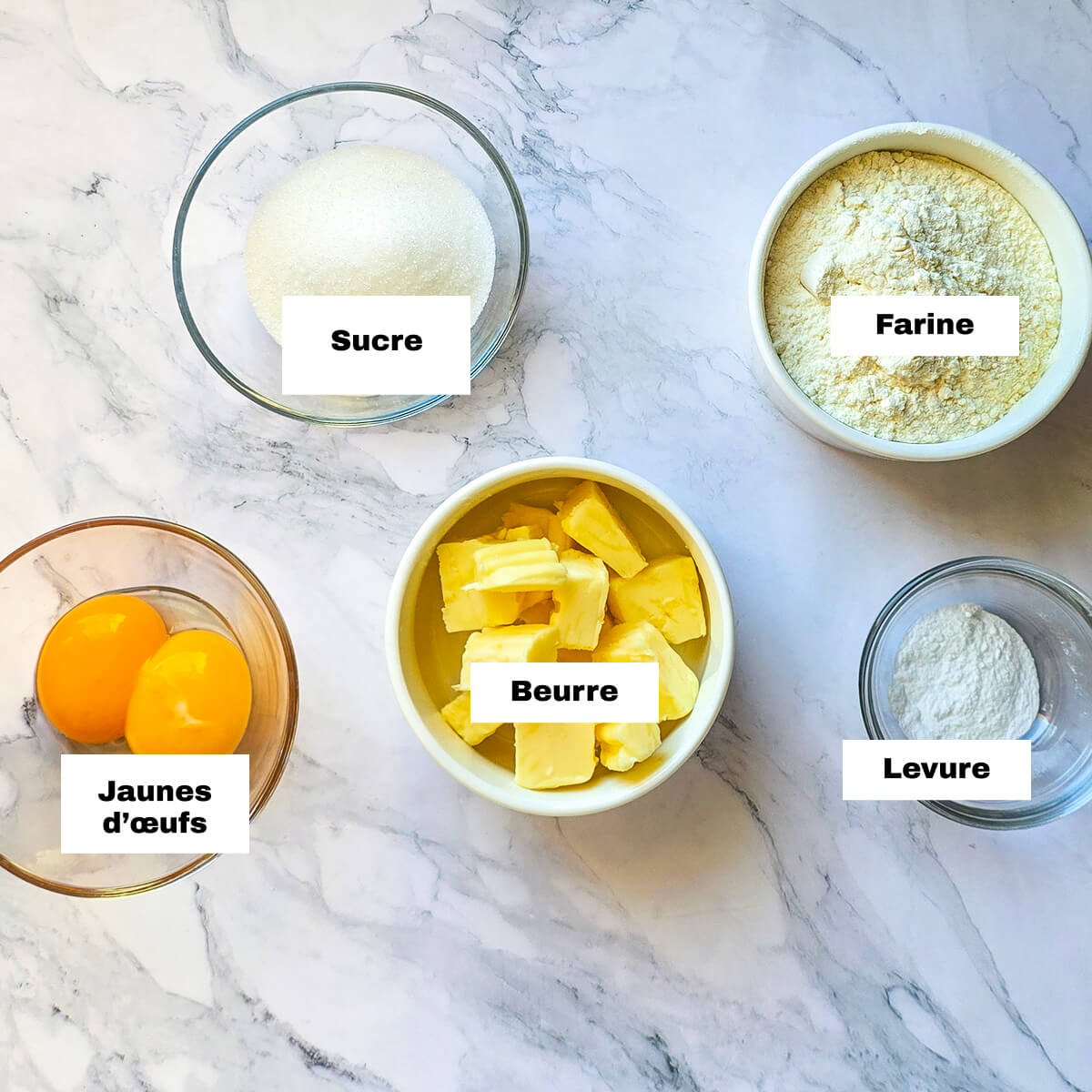 Des ingrédients pour préparer une recette de sablés bretons.