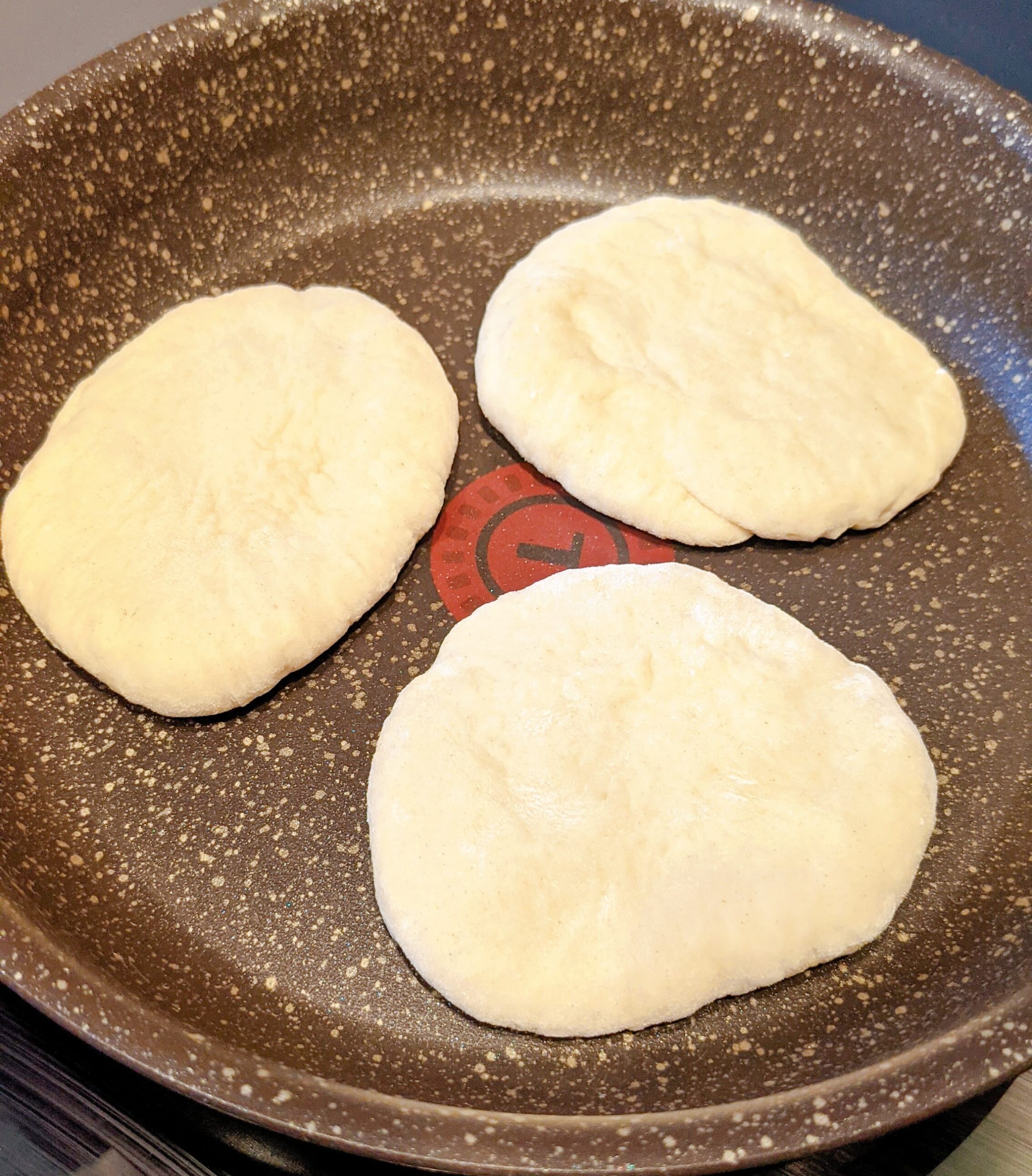 cuisson des petits pains dans une poêle