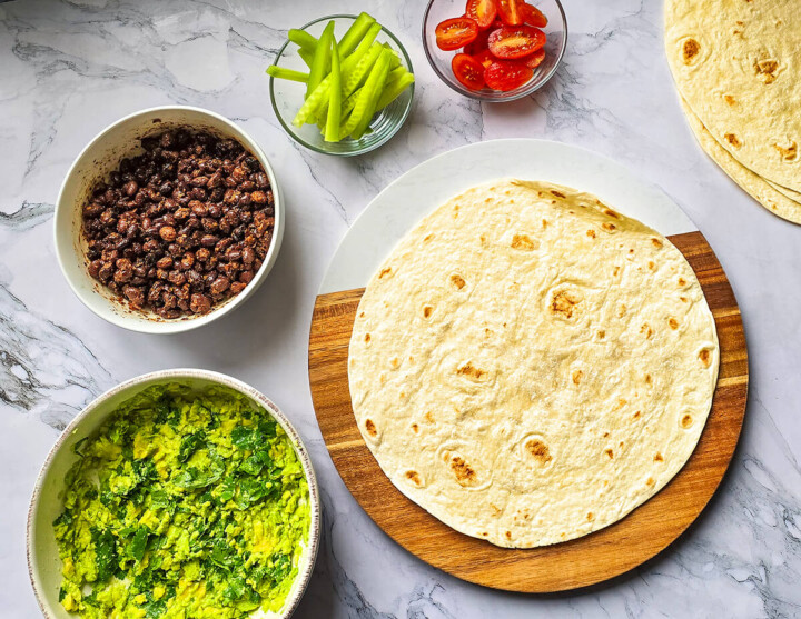 Une étape pour faire des wraps végétariens.