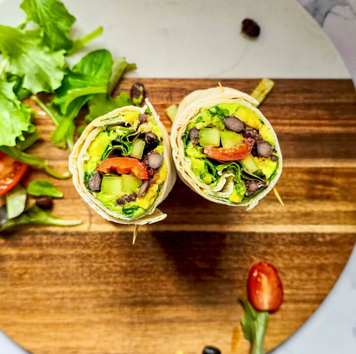 Une recette de wraps végétariens faciles et rapides, sur une planche de bois.