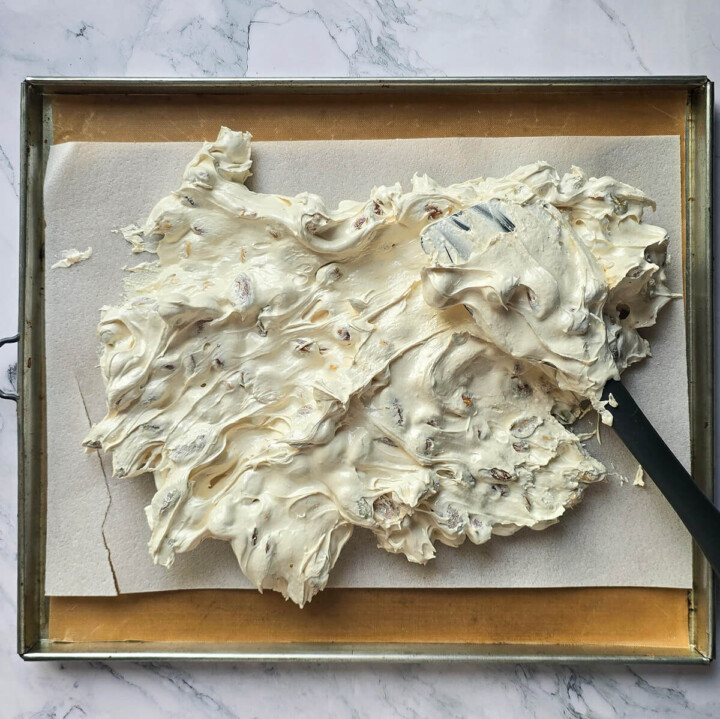 Étaler le nougat très chaud sur la feuille azyme.