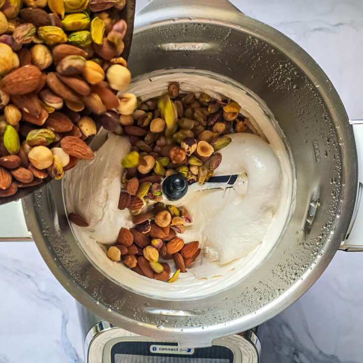 Ajouter les fruits secs torréfiés dans la cuve du robot.