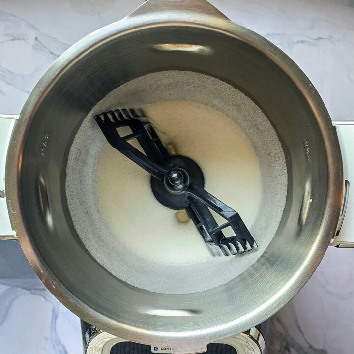 Battre les blancs d'oeufs pour faire du nougat maison.