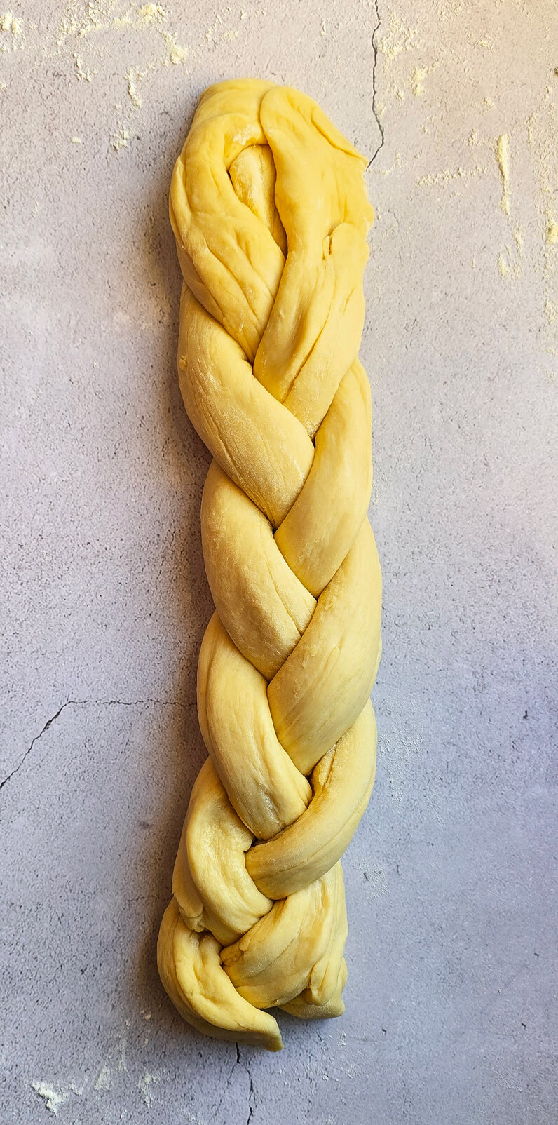 Une brioche tressée à brins avant cuisson.