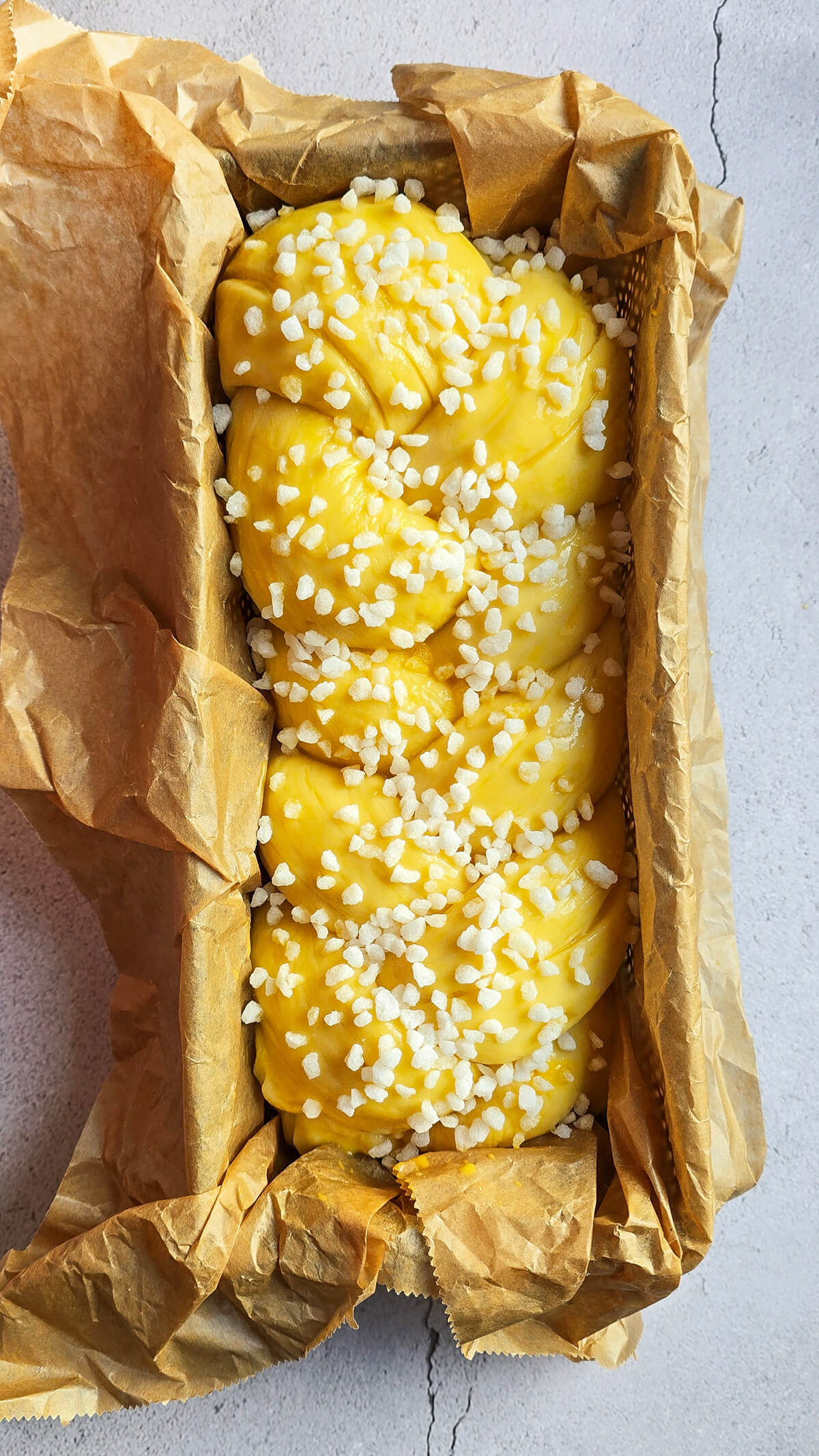 Une brioche dans son moule, avant cuisson.