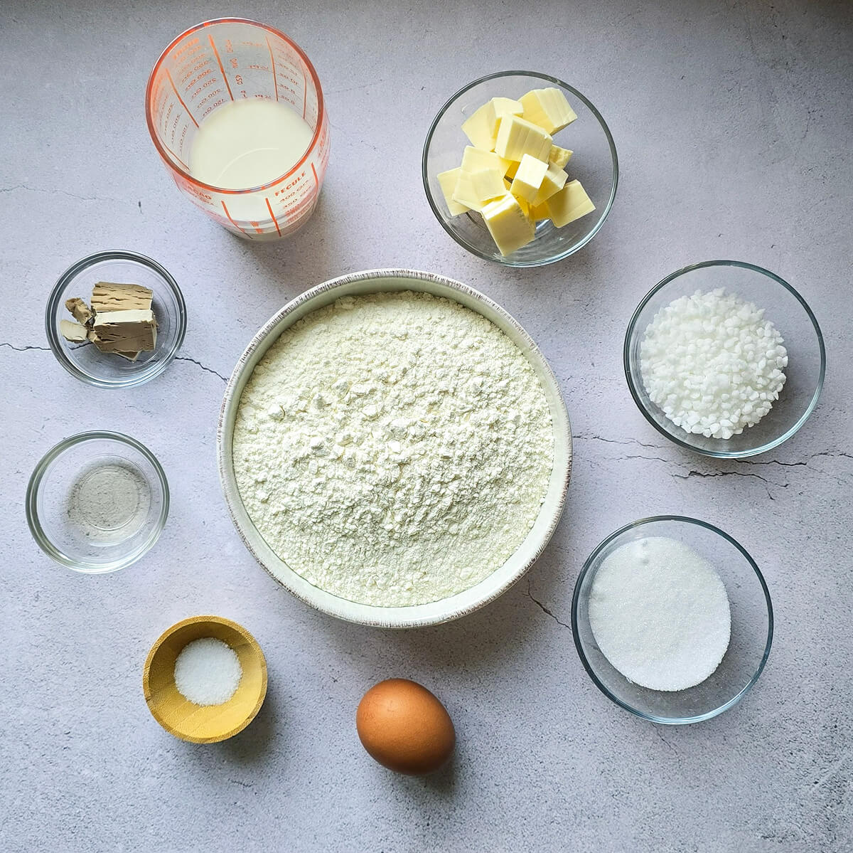 Des ingrédients pour faire une brioche moelleuse facile.