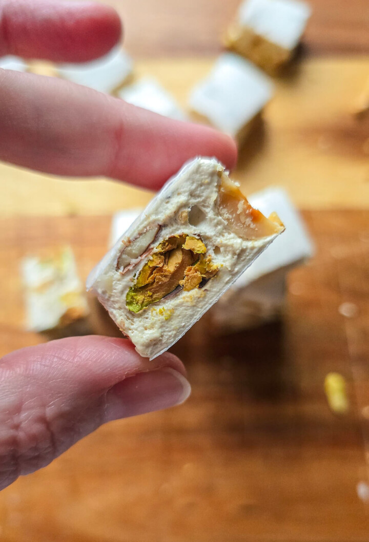 Une main tenant du nougat fait maison.