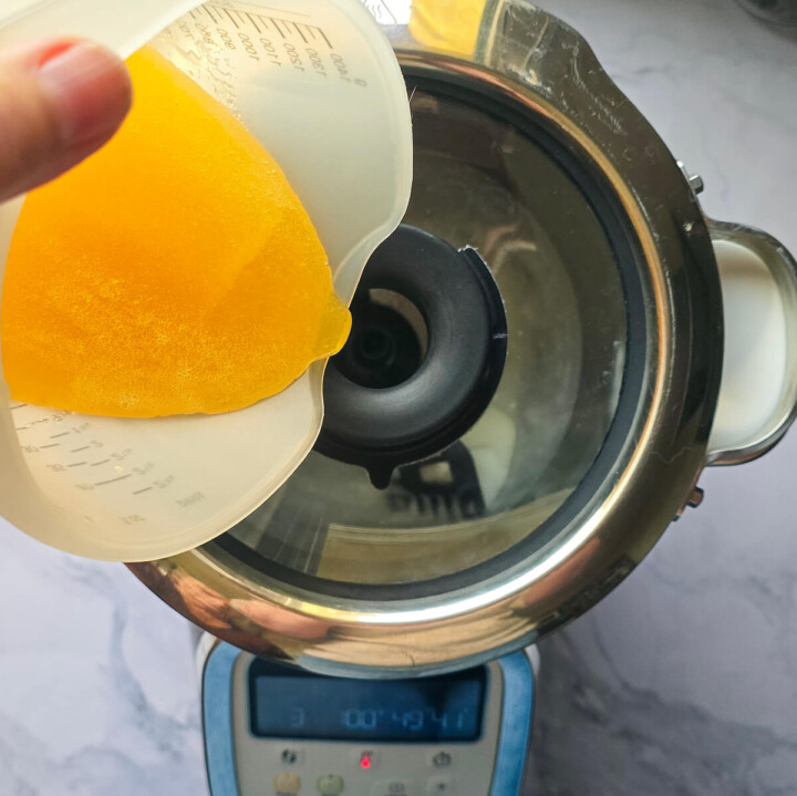 Verser le miel et le sucre pour faire des nougats.