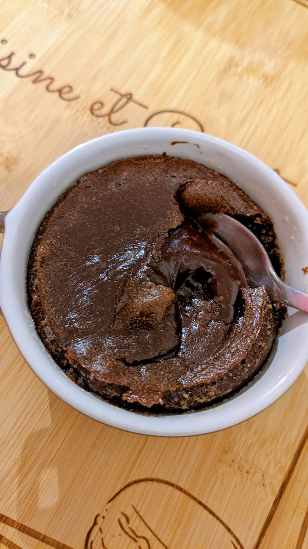 Un coulant au chocolat dans un ramequin blanc.