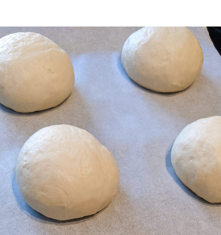 Façonnage des boules de pains burger briochés avant la cuisson.