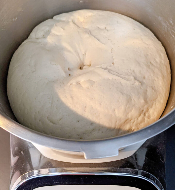 Une pâte pour faire des burgers briochés dans la cuve d'un robot.