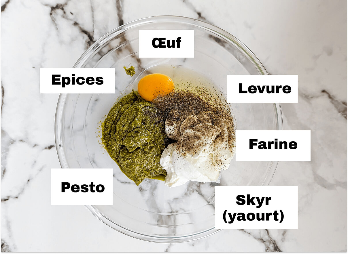 Des ingrédients pour muffins au pesto dans un bol en verre