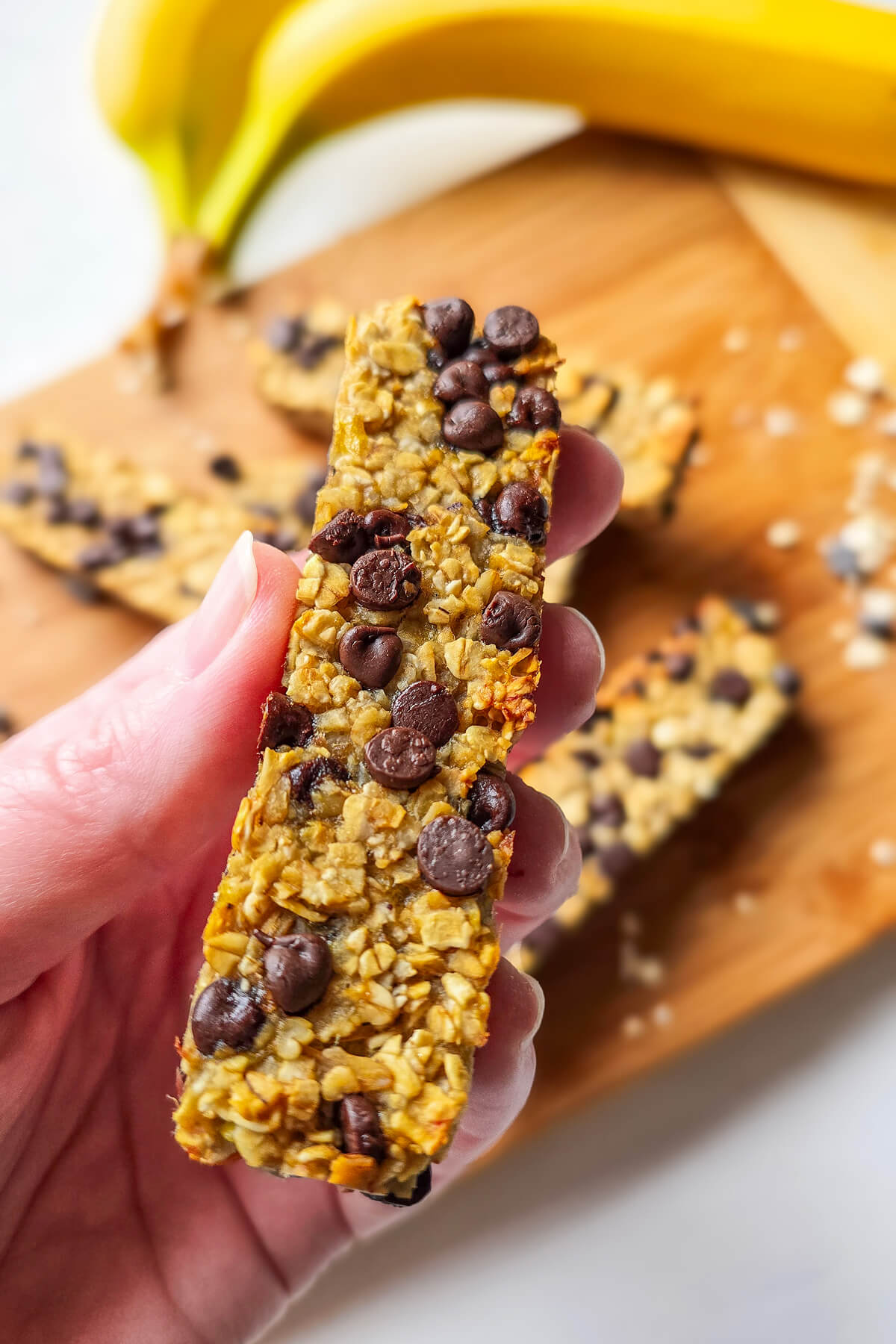 Une main tenant une barre céréale.