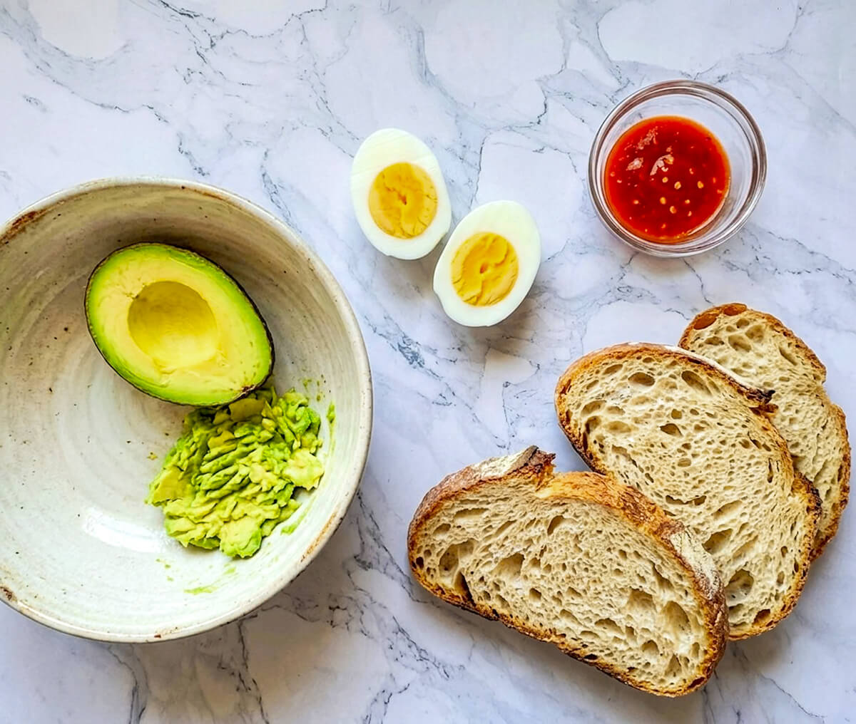 Des ingrédients pour réaliser une recette de tartine avocat oeuf.