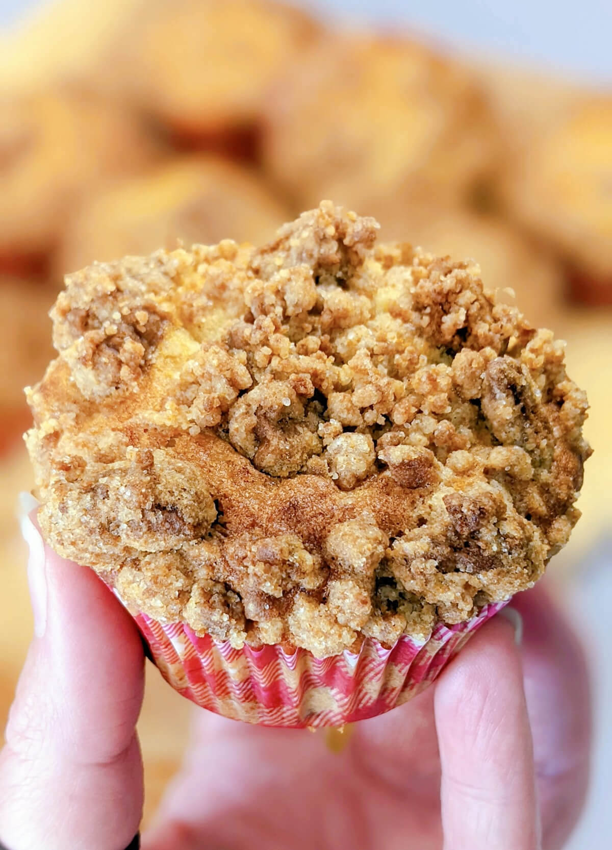 Une main tenant un muffin au Spéculoos.