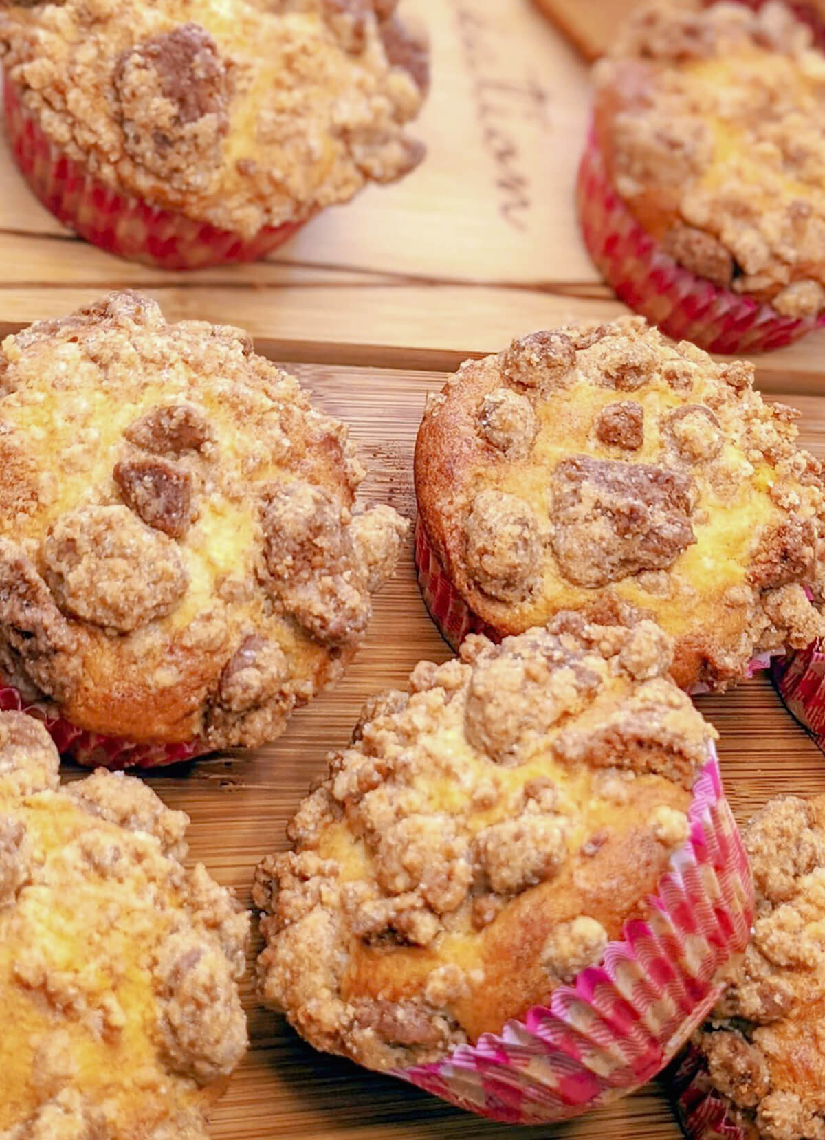 Des muffins aux Spéculoos sur une planche en bois. 