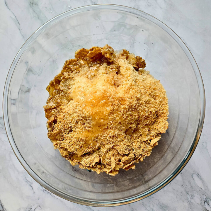 Cornflakes et noix de coco râpée dans un bol pour préparer des barres céréales chocolat maison.