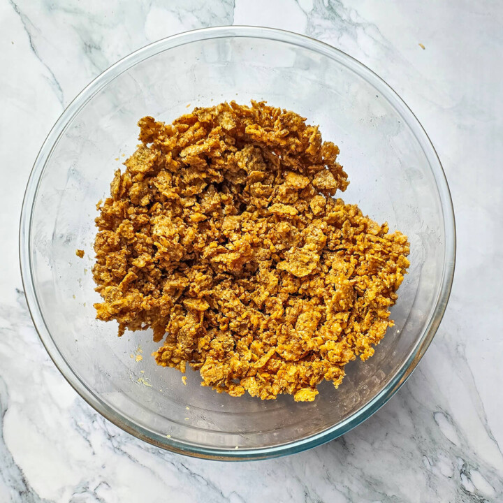 Cornflakes dans un bol pour préparer des barres céréales chocolat maison.