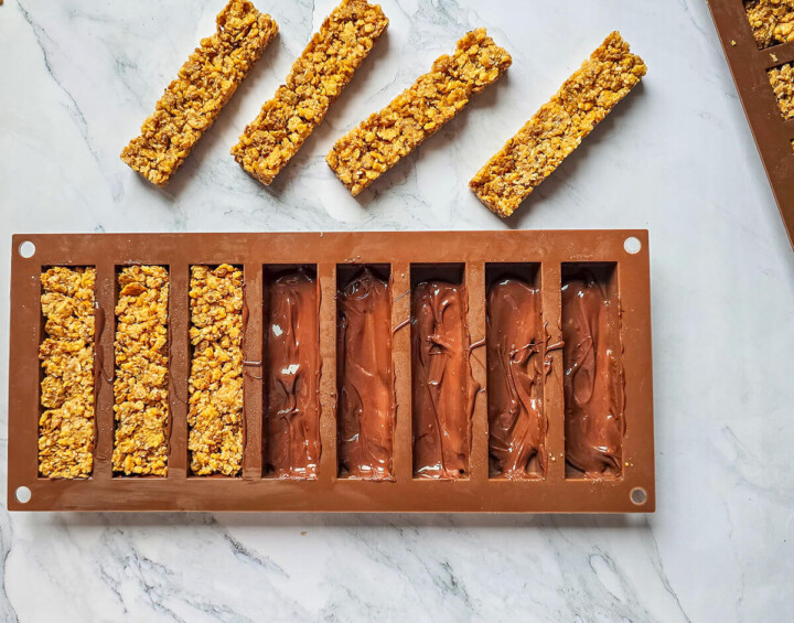 Faire des barres céréales avec du chocolat.