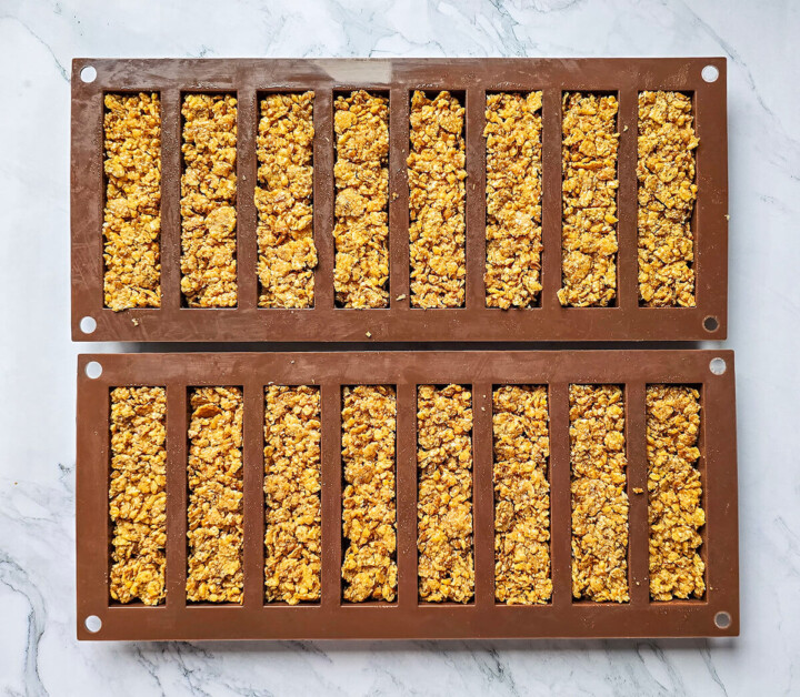 Des barres céréales maison dans un moule silicone.