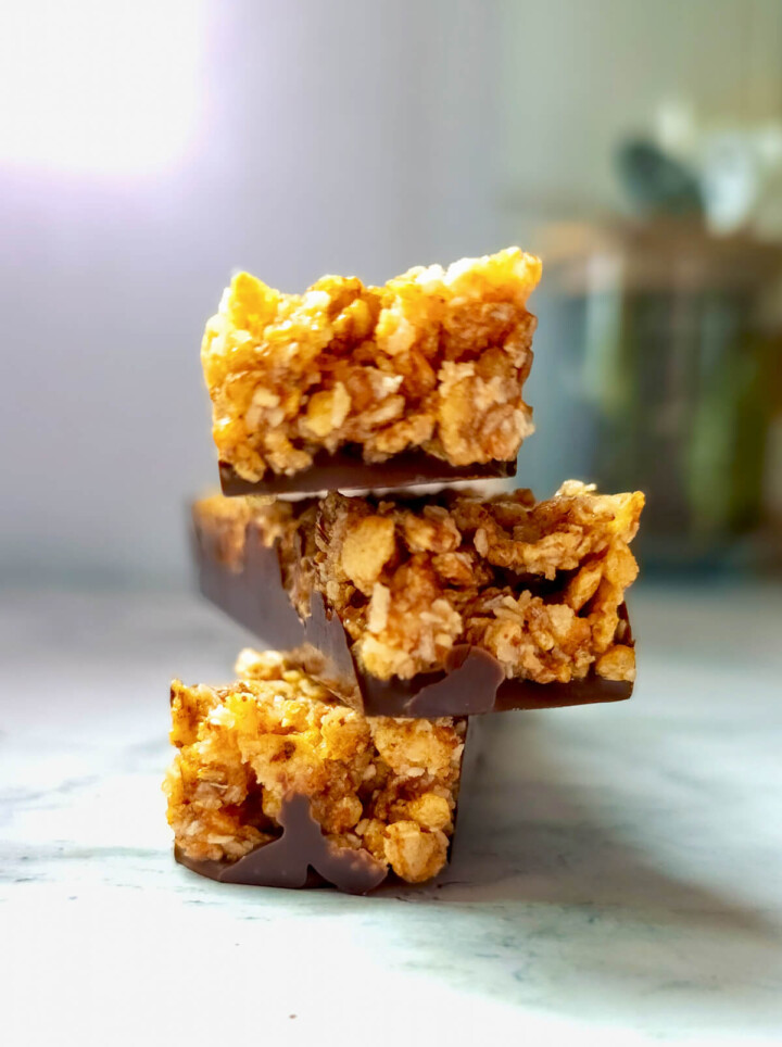 Des barres céréales au chocolat faites maison pour le petit-déjeuner, sur le comptoir de cuisine.