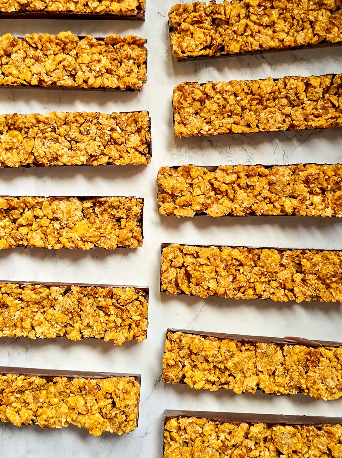 Des barres chocolat maison sur une surface blanche.