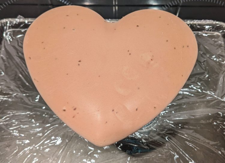 Préparation d'un entremets chocolat en forme de coeur.