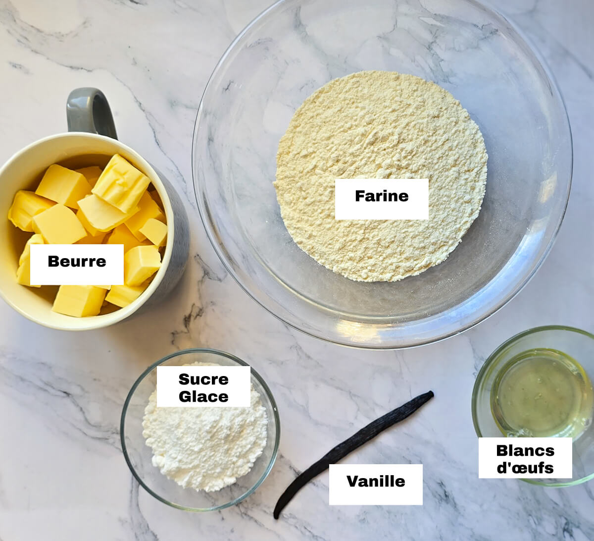 Des ingrédients pour faire une recette de biscuits de Noel alsacien.