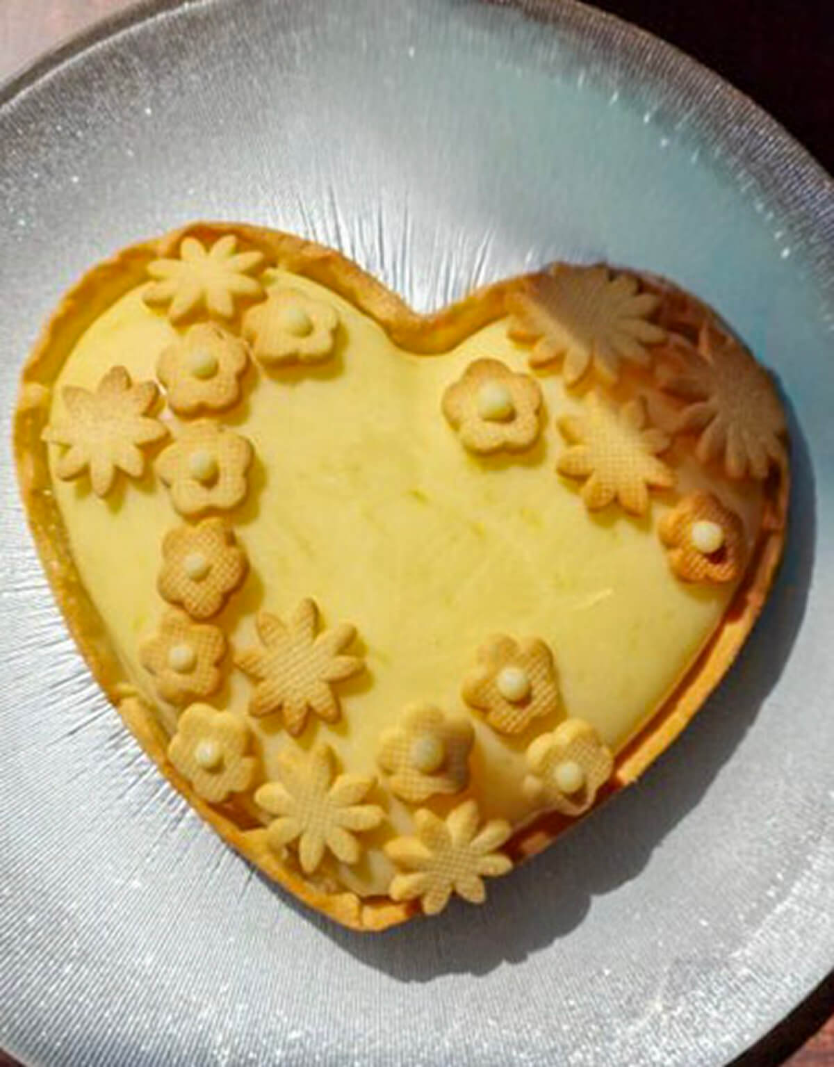 Tarte au citron à la pâte croustillante et au cœur moelleux.