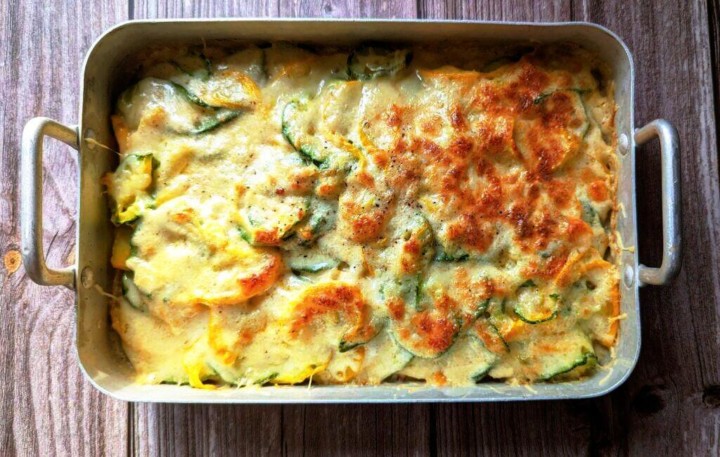 Un plat de gratin de courgettes fromage.