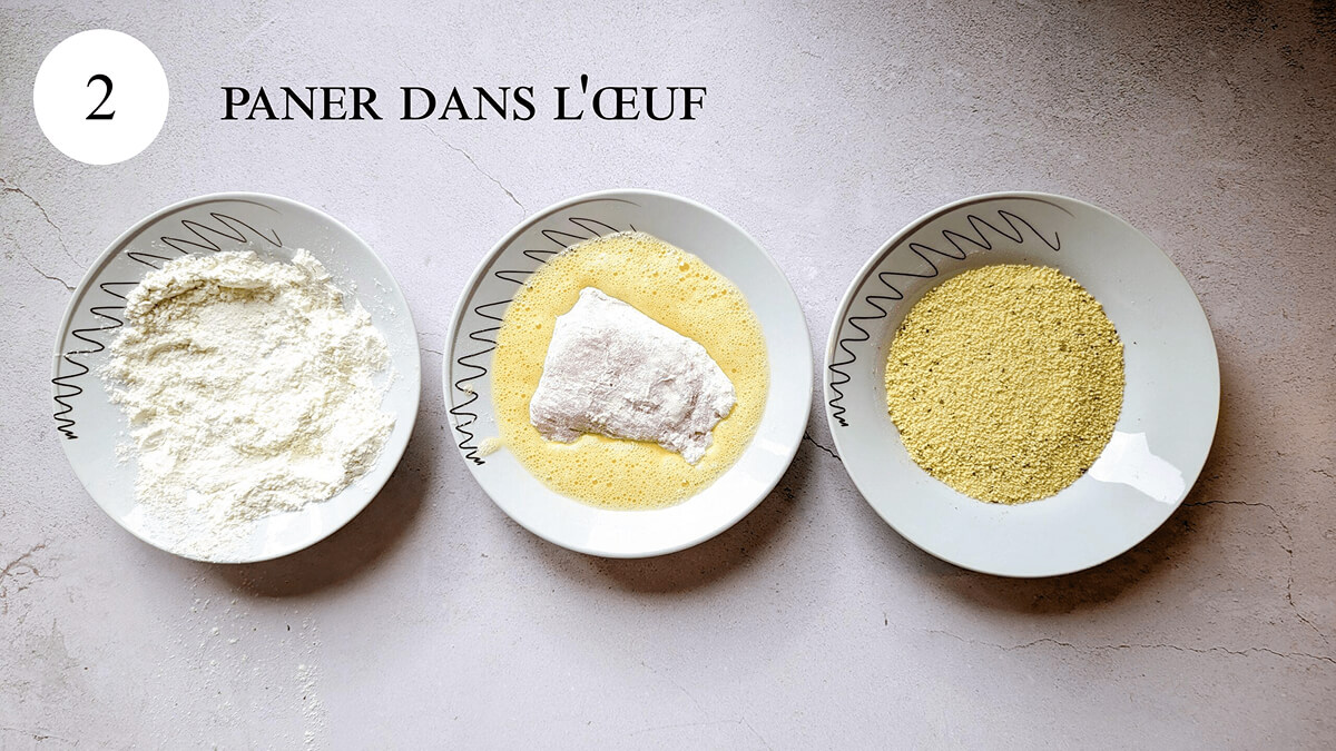 3 assiettes contenant des ingrédients pour faire des cordons bleus croustillants.