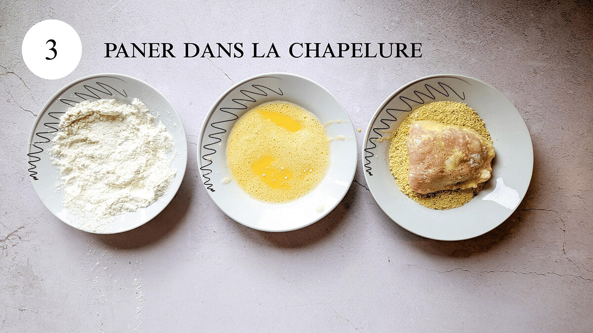 3 assiettes contenant des ingrédients pour faire des cordons bleus croustillants.