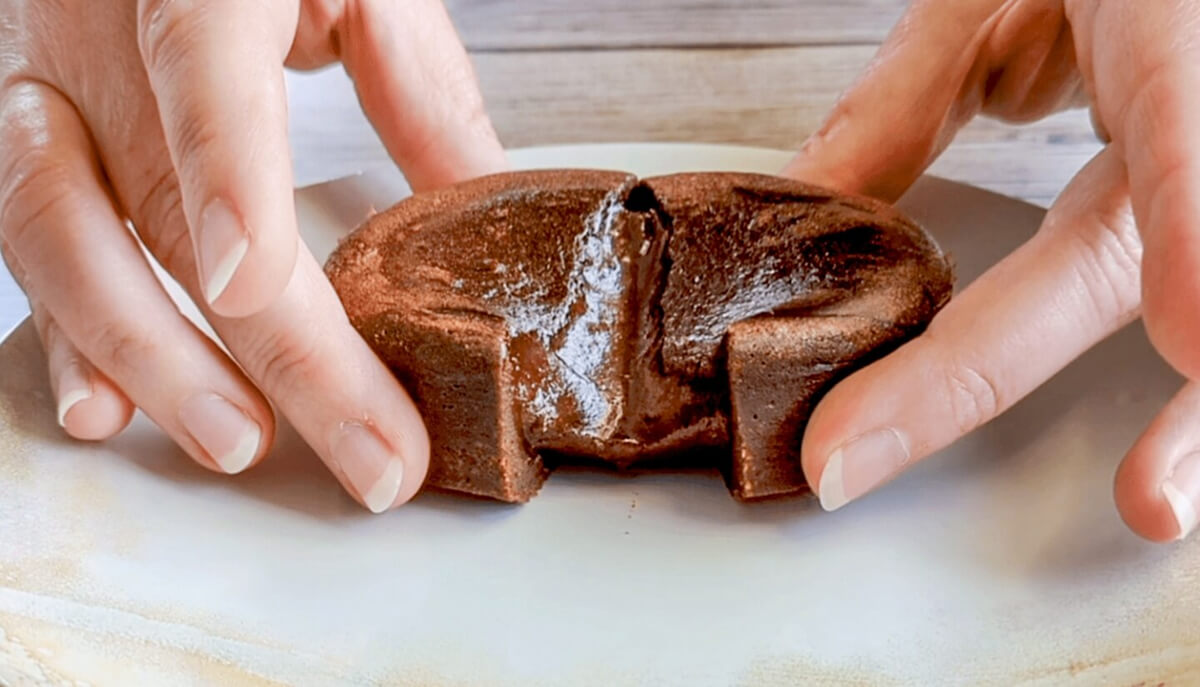 Une recette de mi-cuit au chocolat coeur coulant, facile à réaliser.
