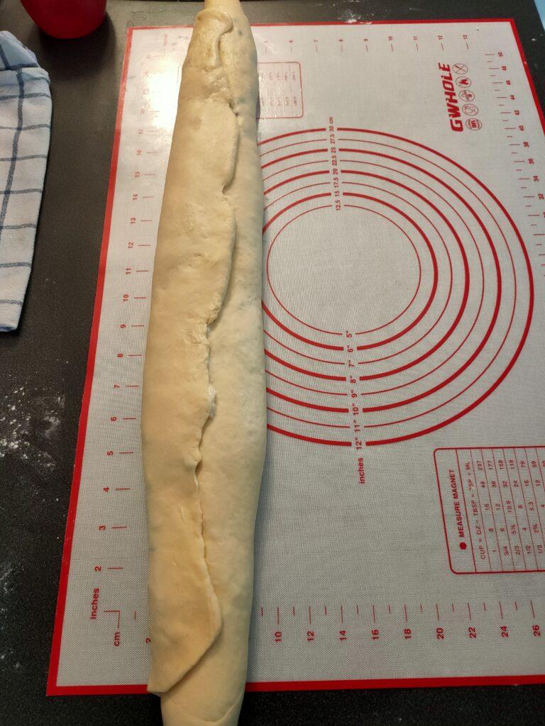 Un gâteau chinois roulé sur une plaque de cuisson