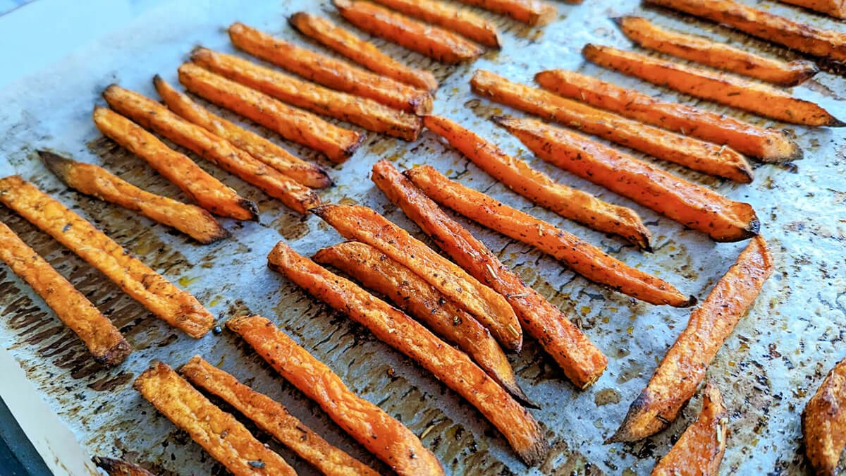 Des frites de patates douces sur une plaque de cuisson.