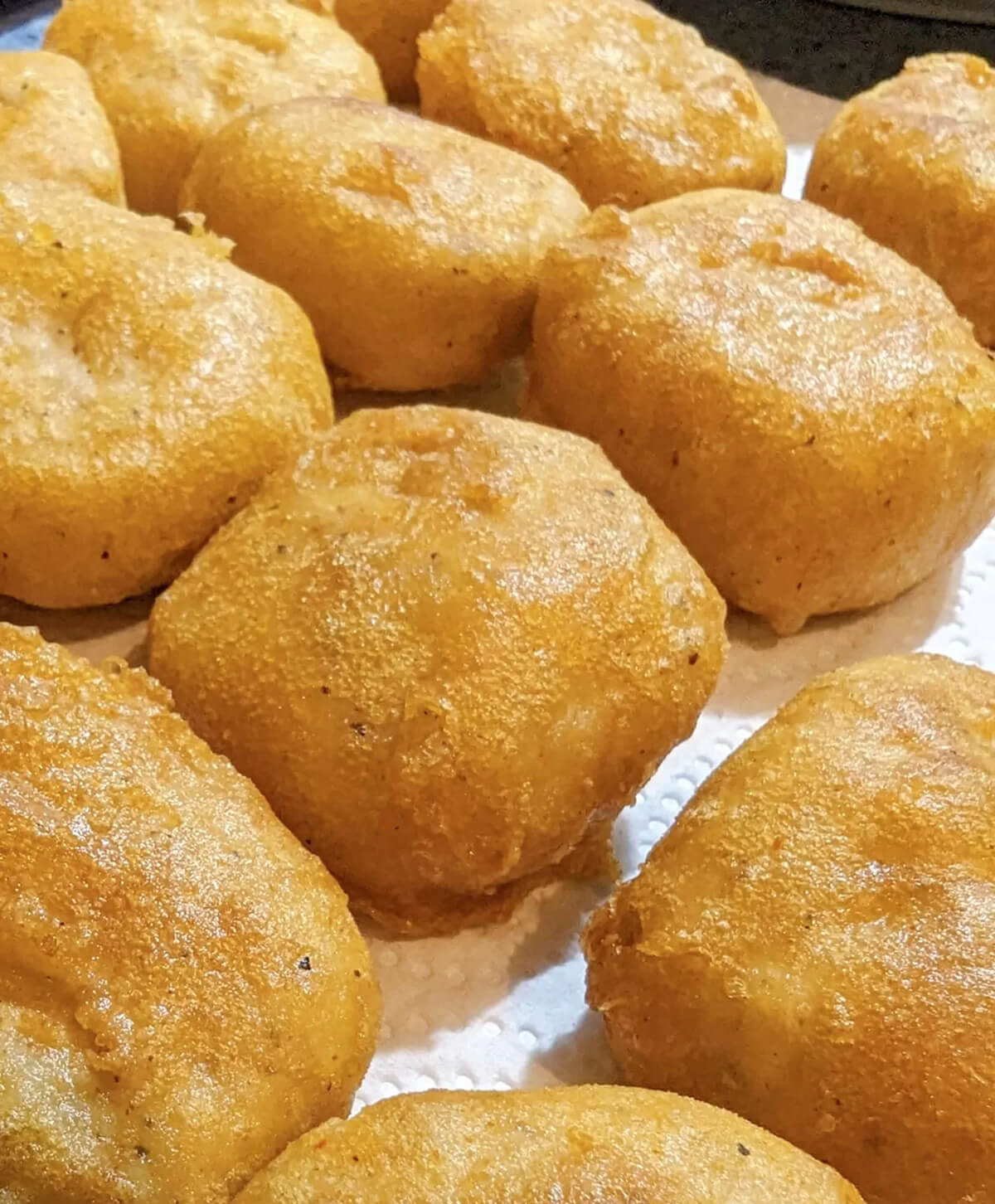 La friture des nuggets faits maison.