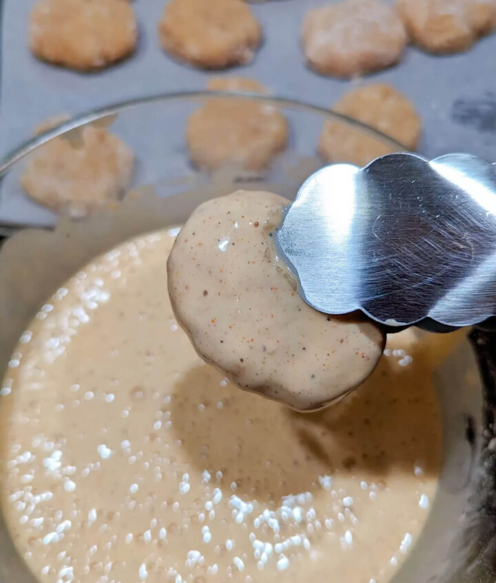 Paner les nuggets avec une pince.