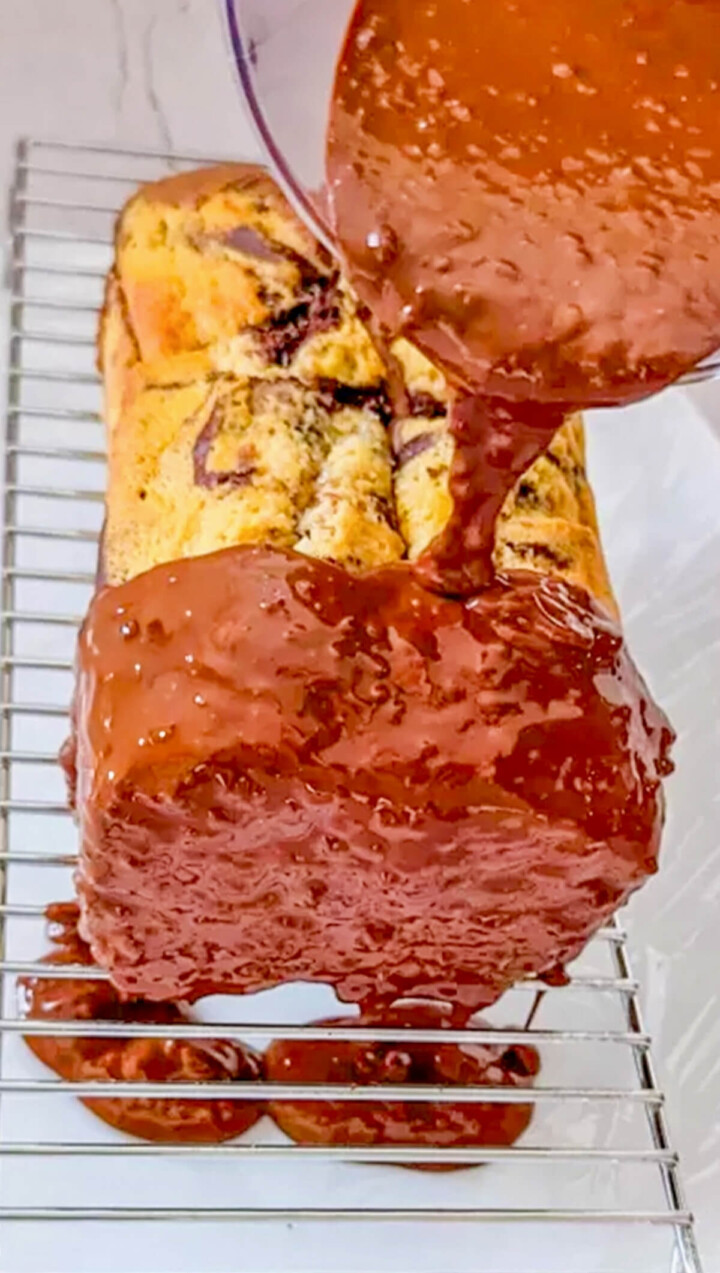Un glaçage au rocher d'un cake marbré chocolat fait maison.